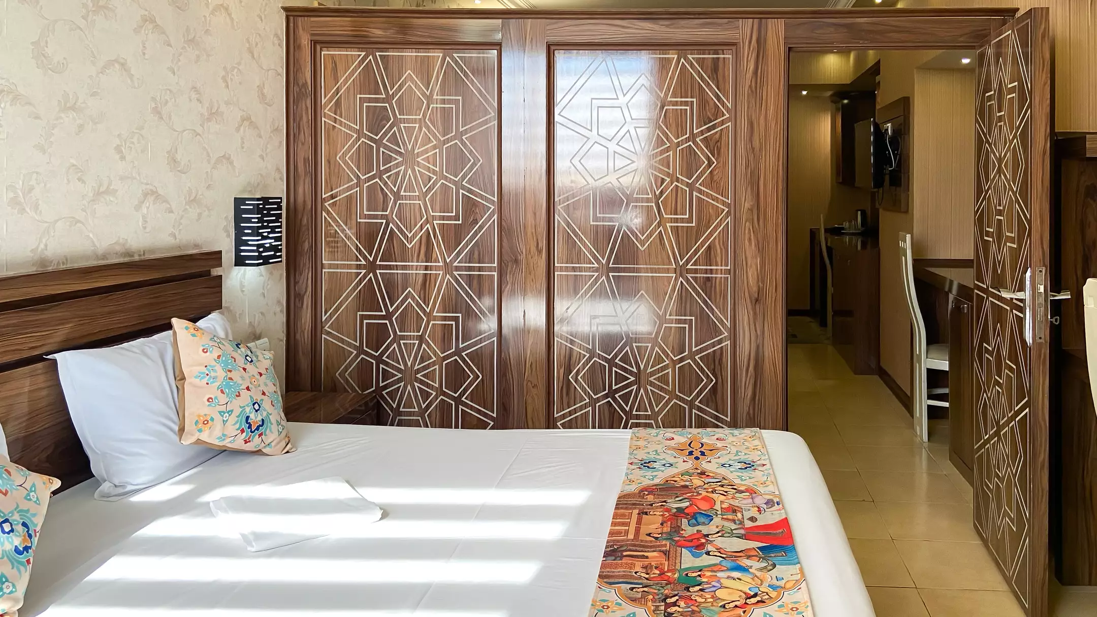 Alibaba https://cdn.alibaba.ir/ostorage/hotel-accommodation-images/67031e79299de7a7748d2097_1f90587f-285f-431a-87f2-70398b6e508d_سوییت (1).webp